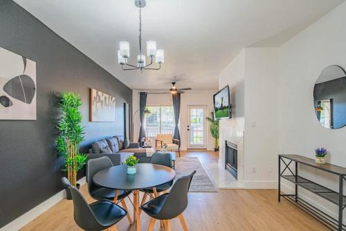 North Scottsdale Apartment | Bliss KingBed Golf Pickleball Pool Hot Tub Parkng
