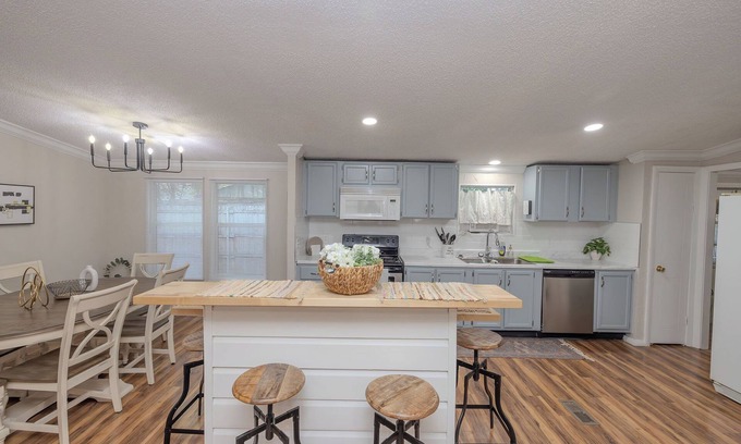 Graford House | BLOCK TO WATER with water access, Sleeps 10, close to rocker b, hot tub,fire pit