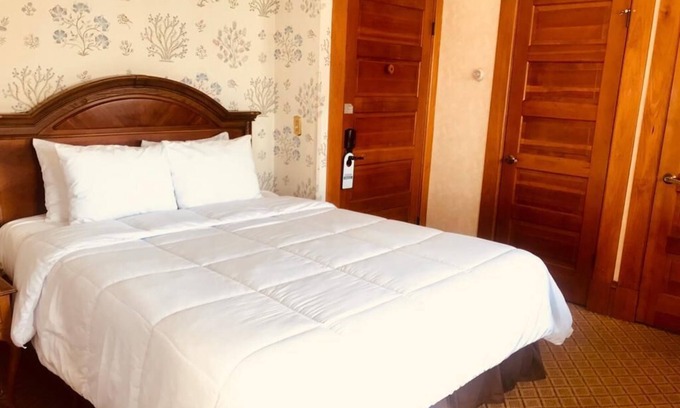Pacific Grove Hotel | BLOCKS FROM OCEAN -COZY QUEEN-A GETAWAY FOR TWO