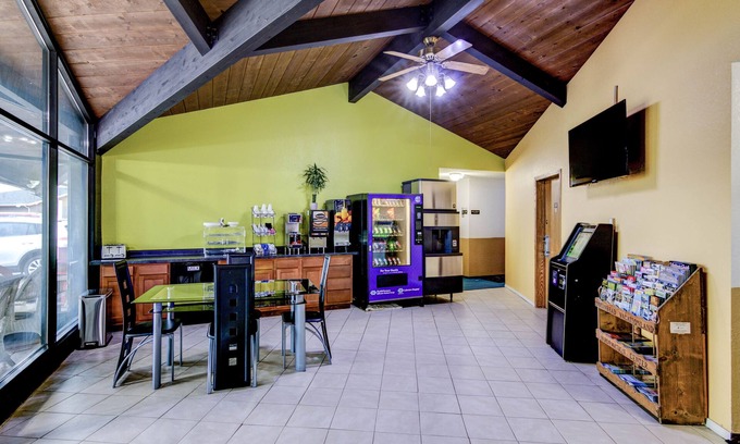 Bloomer Hotel | Bloomer Inn & Suites