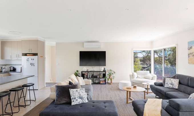 Ventnor House | Bloomfield Vistas - 1 minute walk to the beach