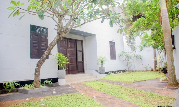 Polhena Bed & Breakfast | Blooming polhena