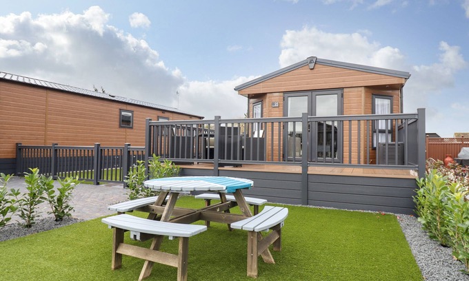 Evesham Cottage | BLOSSOM VALE LODGE, pet friendly, with a garden in Evesham