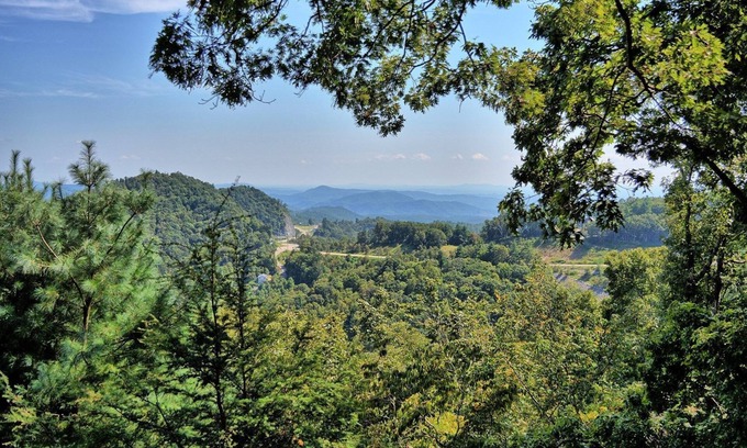Apple Ridge Ski Chalet | Blowing Rock Skies Open for Bookings! Views, AC
