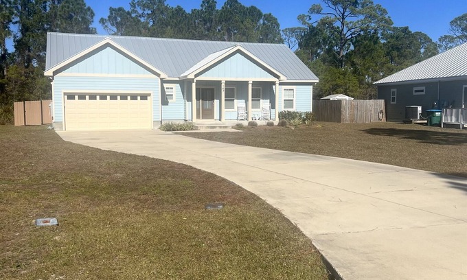 Magnolia Bluffs House | Blue Breeze | Cozy 3BR Retreat with Fenced Yard & Beach Gear Credit