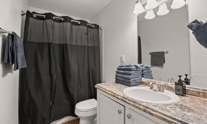 Brentwood Apartment | Blue Brentwood Suite! | Close to DTX and 6th!
