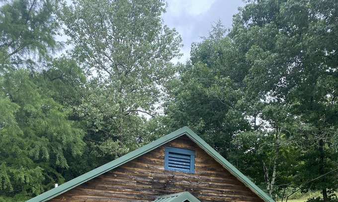 Bruno Resort | Blue Clouds Ozarks Resort - The Log Cabin/ Honeymoon Suite
