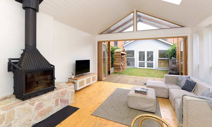 Footscray House | Blue Door - 3BR Unit in the heart of Footscray