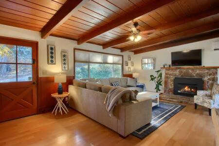 Oakhurst House | Blue Door Cottage 12 miles to Yosemite Bbq