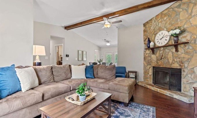Golden Grove House | Blue Door Homestead~ 20 Min to Greenville!