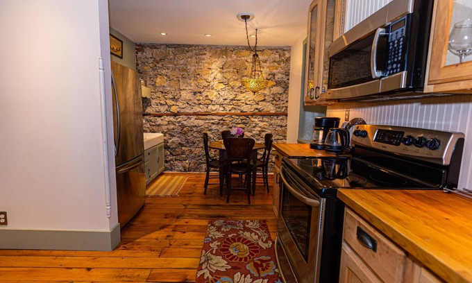 Alma Apartment | Blue Door Inn- Upper Apartment