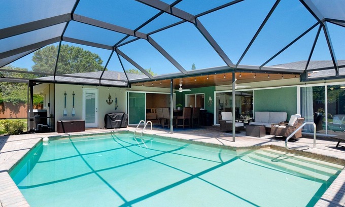 Whitfield House | Blue Haven - 4BD/2BA/Bunkbed Room Getaway w Pool - NEAR AIRPORT!
