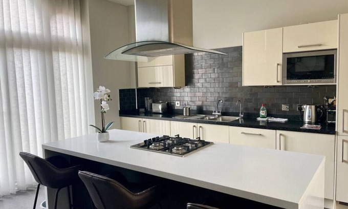 Henley-on-Thames Apartment | Blue Heron - 2 Bedroom Apt With 2 Parking Spaces - From 165 Per Night