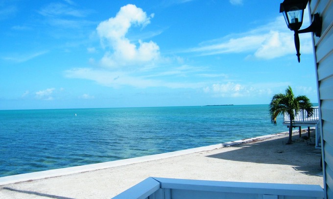 Marathon Cottage | Blue Isle Gem II- Gulf of America in the front yard