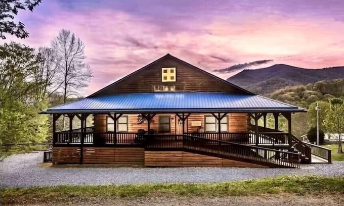 Clyde Cabin | Blue Moon Lodge: Reconnect with Family and Friends with Room to Spread Out!
