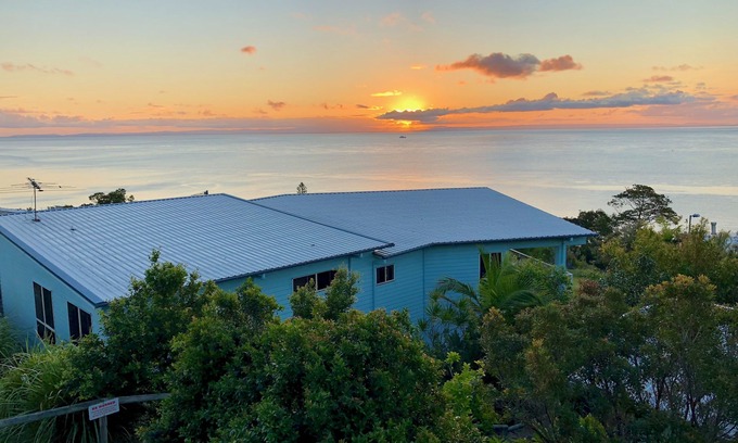 Brisbane Waterfront House | Blue Ocean View Beach House, spectacular seaview, 3 min walk to Tanga beachfront