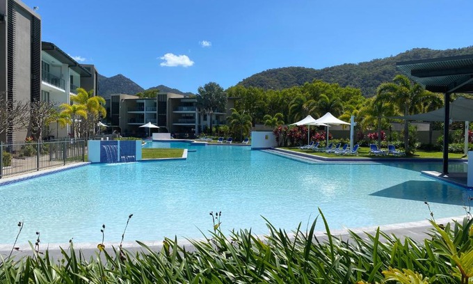 Nelly Bay Apartment | Blue on Blue Deluxe King or Twin room, steps from ferry, amazing pool, wifi