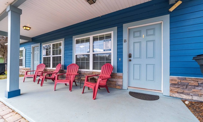 Hollister House | Blue Paradise 101B 1/1