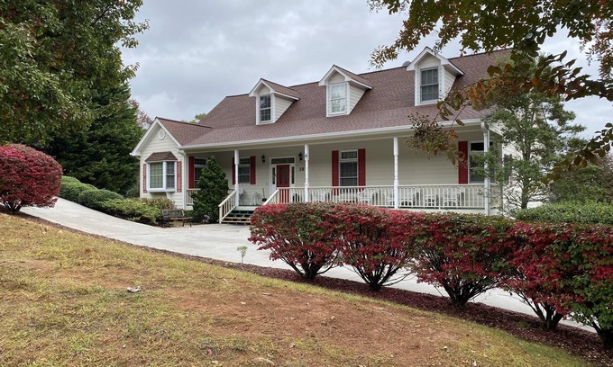 Hayesville House | Blue Ridge Mountains Golf and Lake Retreat