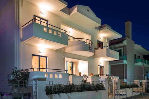 Ixia Apartment | Blue Roses