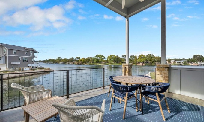 Kingsland House | Blue Sky View