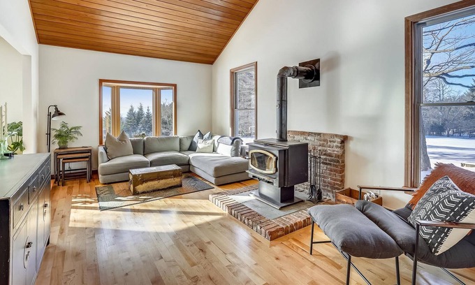 Eastern Vermont House | Blue Spruce - Easy Access to Snowshoeing, cross country trails, Stowe, Smuggs, and Jay!