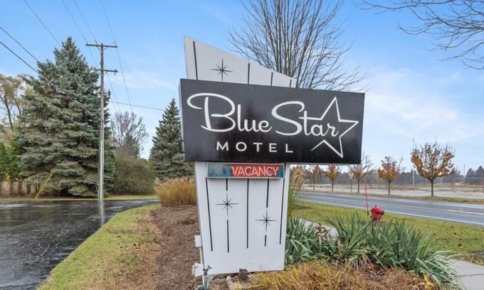 Douglas Hotel | Blue Star Motel #2 - Studio Hotel, Sleeps 2