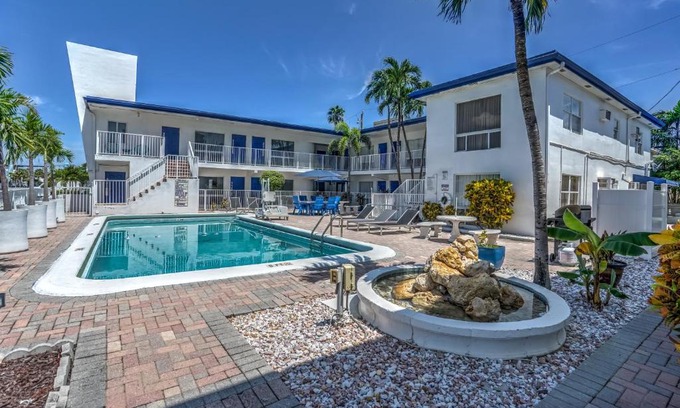 East Fort Lauderdale Hotel | Blue Strawberry by the Sea