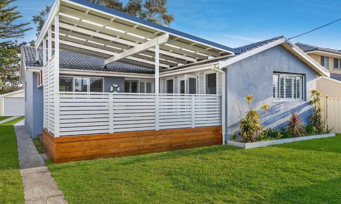 Long Jetty House | Blue Summer House