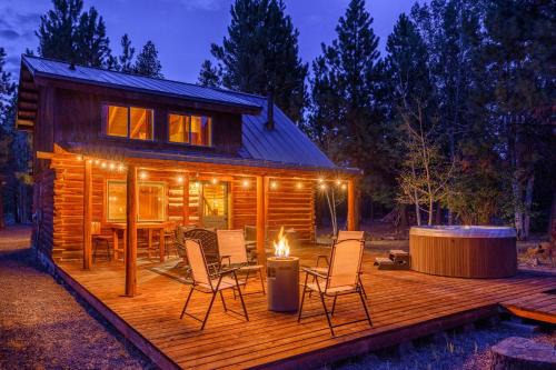 Three Rivers House | Blue Top Cabin Bend Sunriver Log Hot Tub Fire Pit Family Dog Horse Friendly Public Trail Access