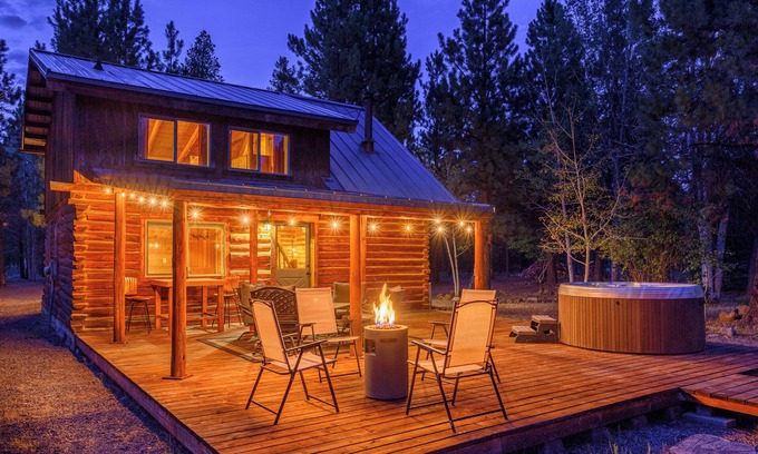 Three Rivers Cabin | Blue Top Cabin Log Bend/SRvr: HotTub FirePit Family/Dog/Horse Public Trails