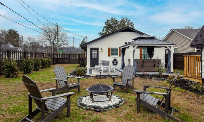 Knoxville House | Blue Valley Inn - Hot Tub & Spacious Play Area!