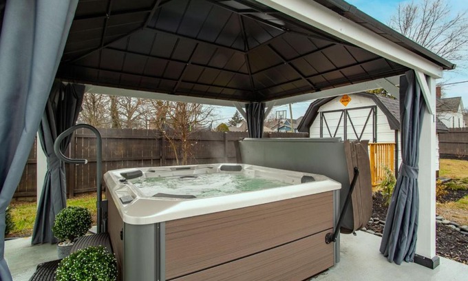 Knoxville House | Blue Valley Inn - Hot Tub & Spacious Play Area!