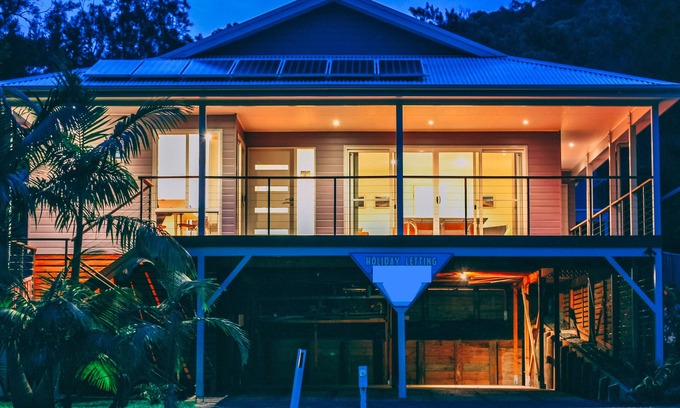 Blueys Beach House | BLUE VOGUE 3 bedrooms, sleeps 8, walk to cafes and beach
