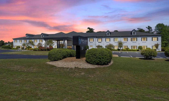 Sneads Ferry Hotel | Blue Water Inn & Suites BW Signature Collection