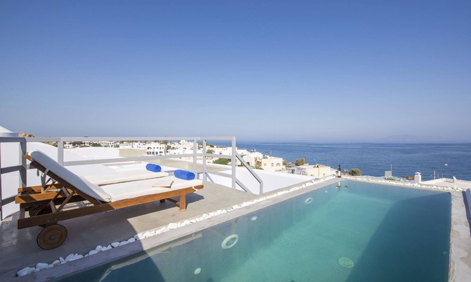 Kamari Apartment | Blue Waves Hotel