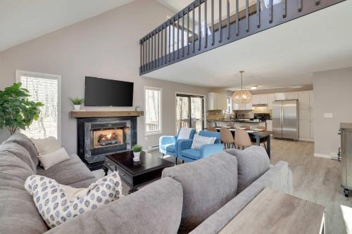 Albrightsville House | Blue Wolf Retreat Pool Table Cozy BBQ