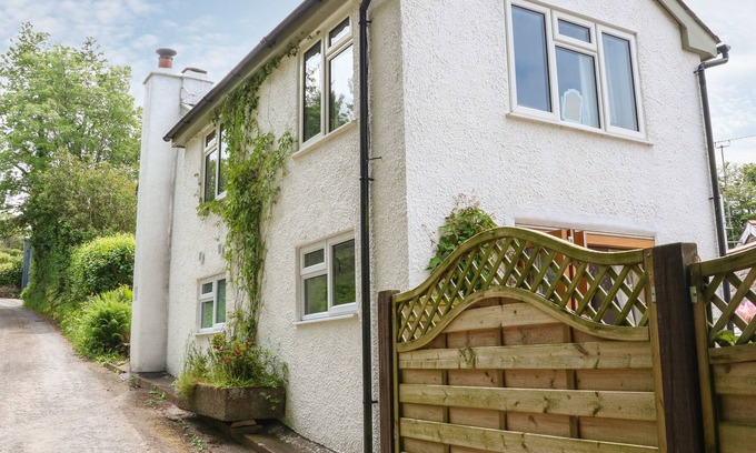 Hele Cottage | BLUEBEARDS REST, romantic, with a garden in Parracombe