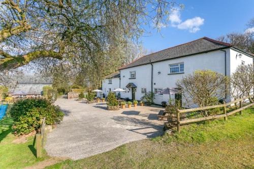 Whitstone House | Bluebell Cottage - Bennetts Court