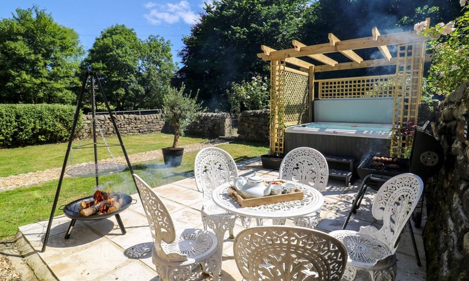 Shipley Cottage | BLUEBELL FARM, pet friendly, character holiday cottage in Baildon