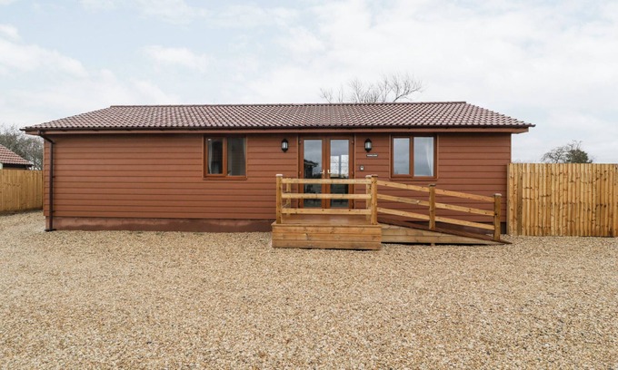 Brean Cottage | BLUEBELL LODGE, MEADOW VIEW LODGES, pet friendly in Brean