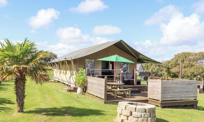 Castallack Cottage | BLUEBELL, pet friendly, with hot tub in St Buryan