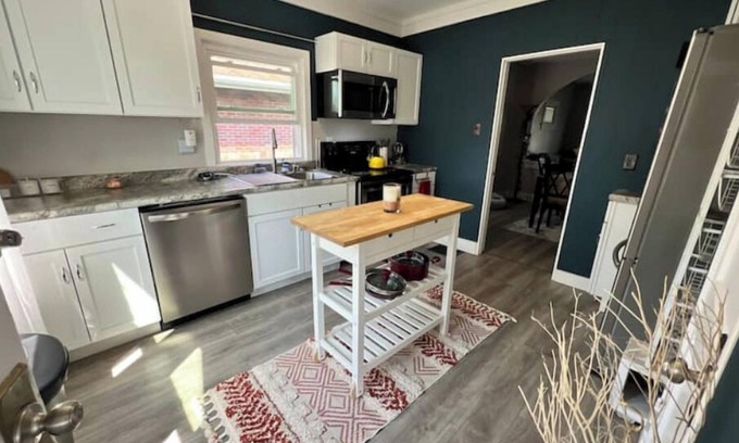 Dayton House | Blueberry Bungalow with Stunning Patio & Garden