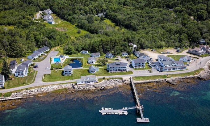 Ocean Point Hotel | Bluebird Ocean Point Inn | Card Cove King w/Porch | Free Coffee and Tea