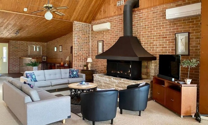 Lovedale Cabin | Bluebush Estate - The Lodge - Group Accommodation at it's Best!