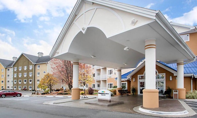 Lake Delton Resort | Bluegreen Odyssey Dells Resort and Mt. Olympus Water and Theme Park