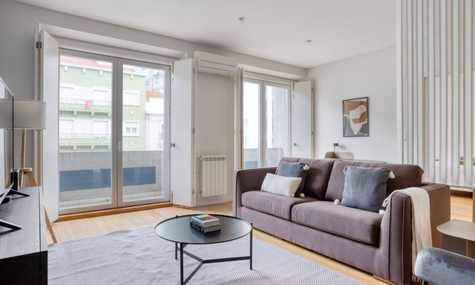 Sao Joao de Deus Apartment | Blueground | Alameda, fully furnished & equipped