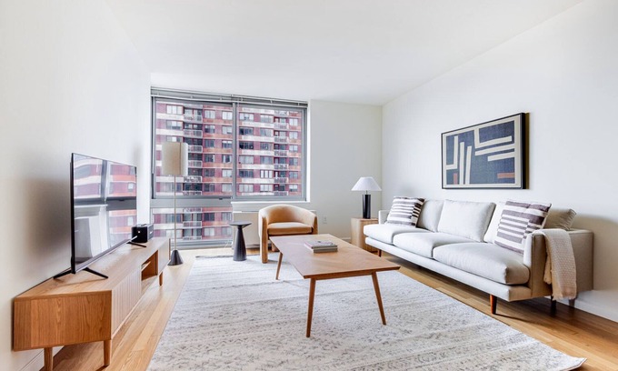 Hunters Point Apartment | Blueground | LIC, pool & gym, nr parks