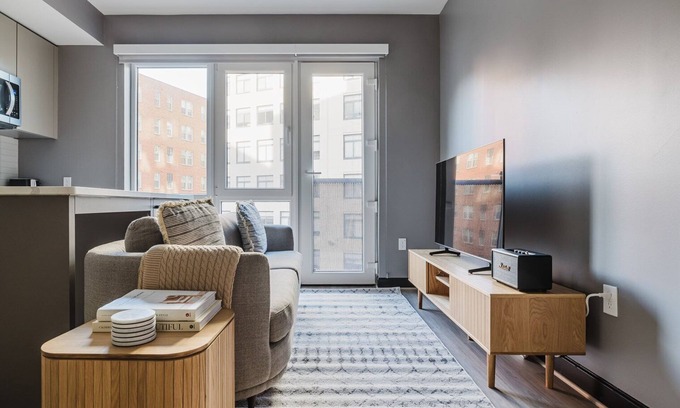 Logan Circle Apartment | Blueground | Logan Circle, gym & w/d, nr metro