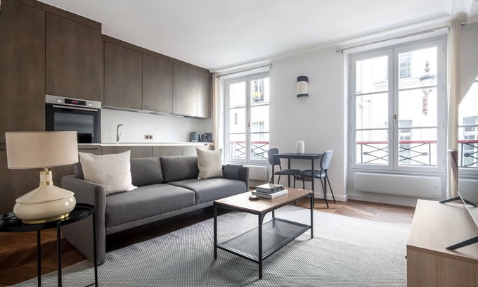 Quartier de la Place-Vendome Apartment | Blueground | Saint-Honoré, nr opera